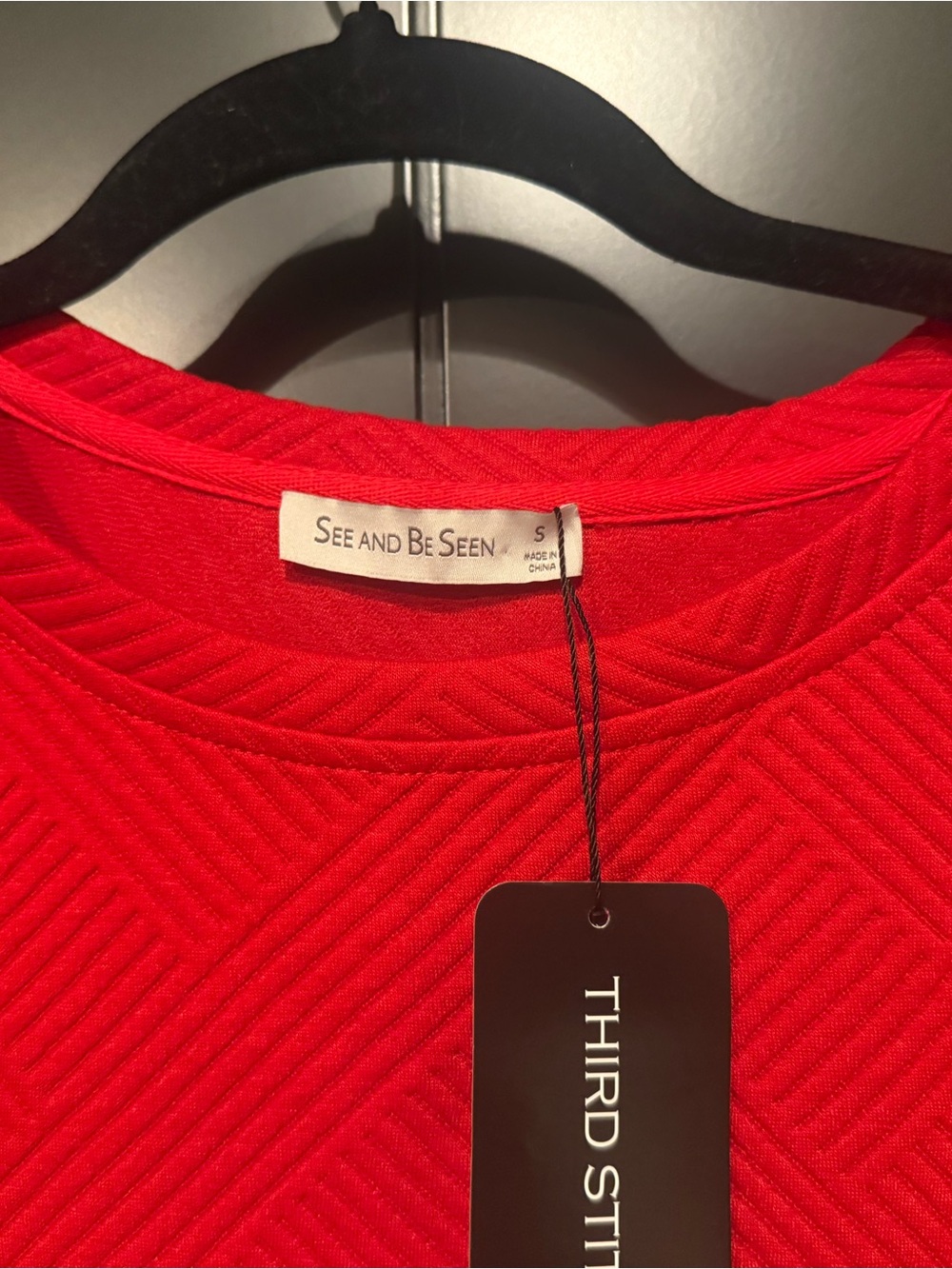 See and Be Seen Boutique Red Textured Cap Sleeve Top - Picture 3 of 5